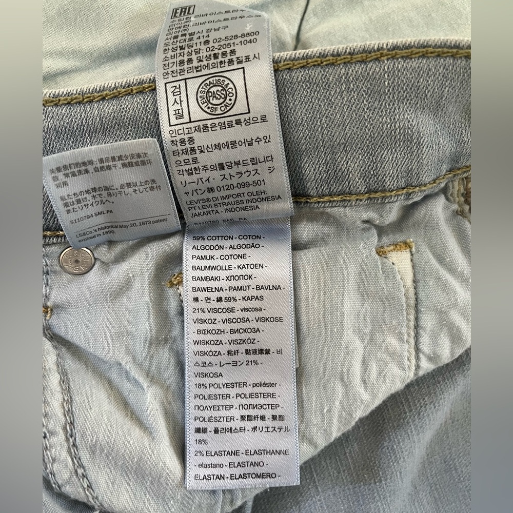 Levis Classic Straight in Light Wash Size 8 - Picture 5 of 10
